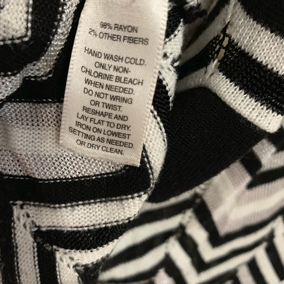 WHBM 98% Soft rayon chevron print blouse - Picture 4 of 4